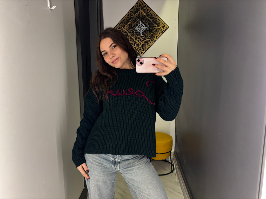 Maglione Donna a Coste con Ricamo Script – Cozy Chic Essential
