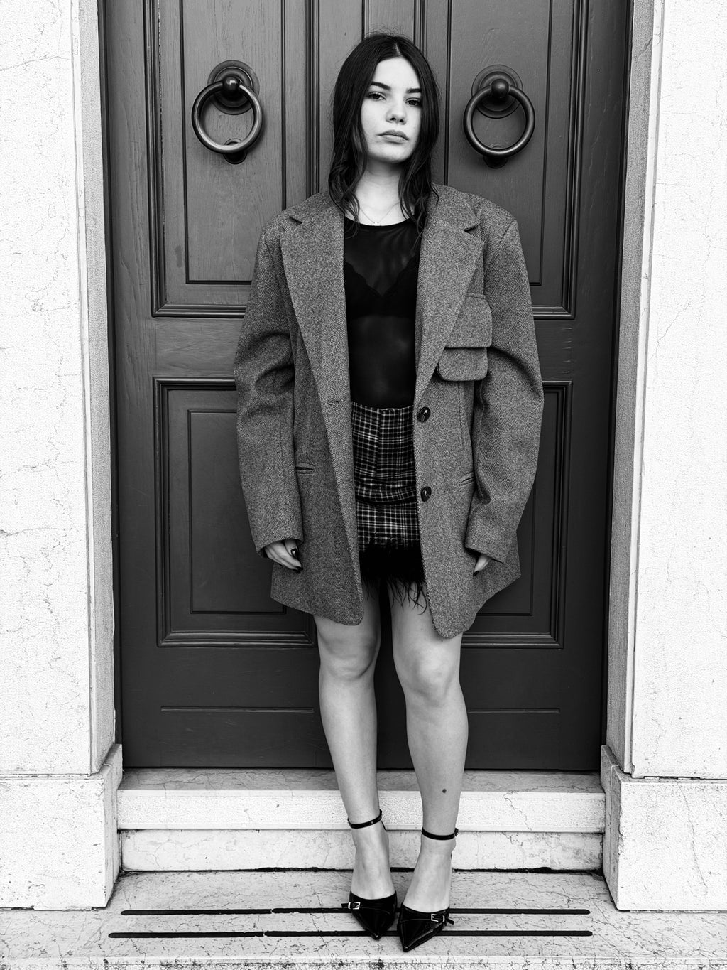 Gonna Mini a Quadri con Dettaglio Piume – Glam Chic Statement