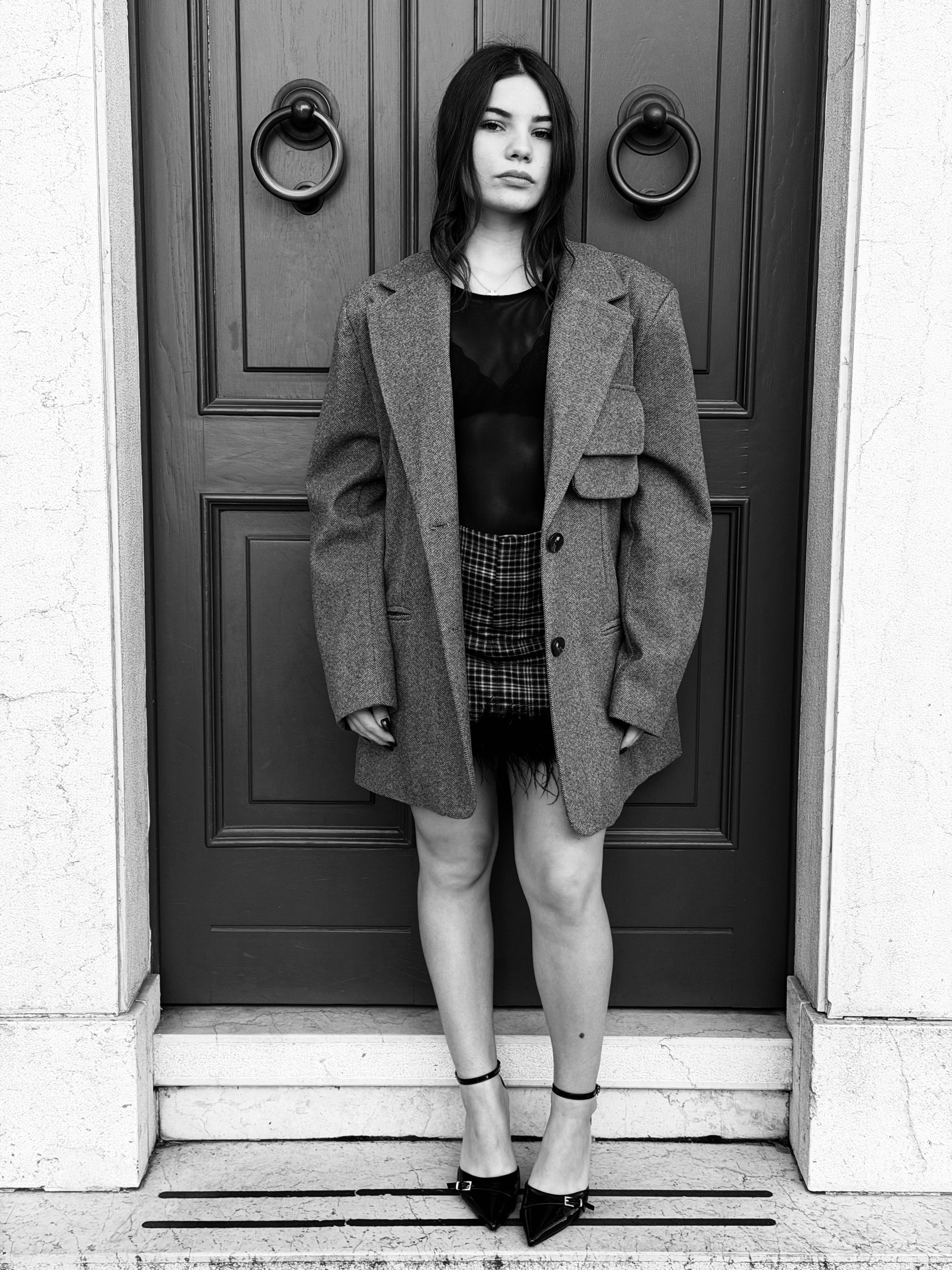 Gonna Mini a Quadri con Dettaglio Piume – Glam Chic Statement