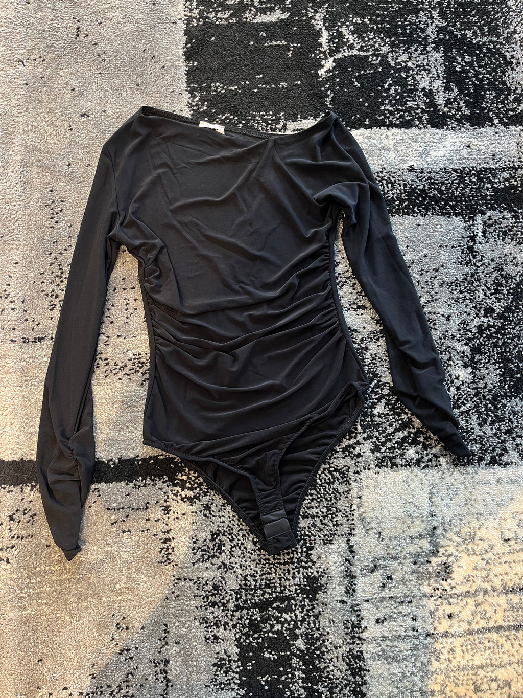 Body Nero a Maniche Lunghe con Arricciature – Eleganza e Comfort in un Unico Capo