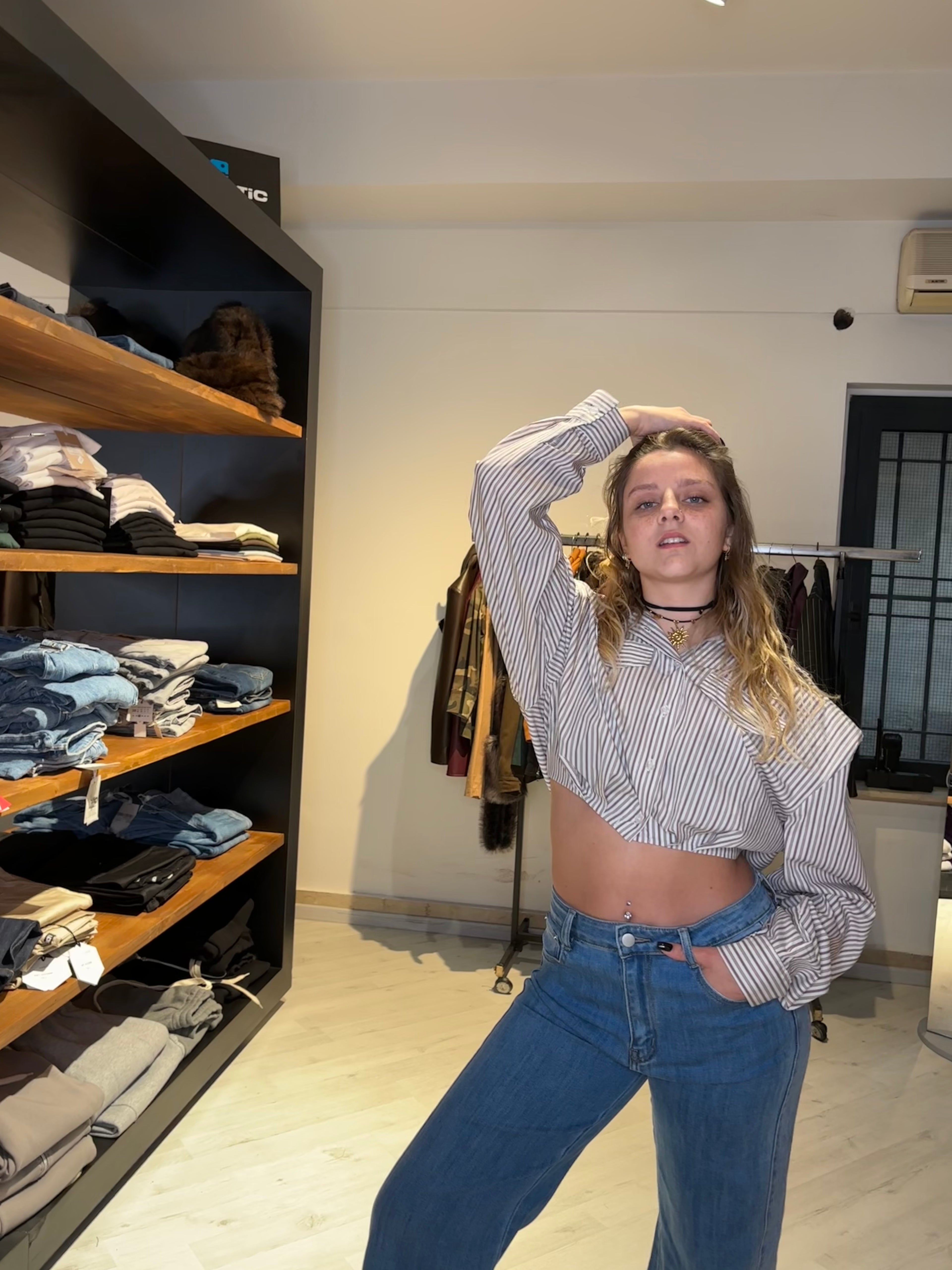 Camicia Crop a Righe “Urban Stripe” – Eleganza Casual Moderna