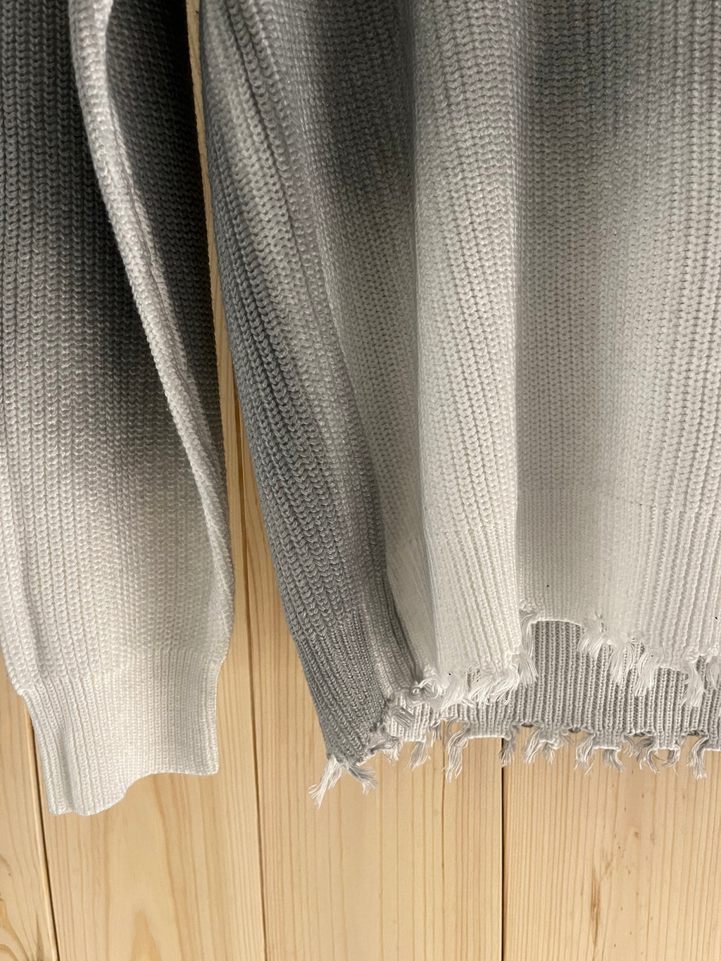 Maglioncino Grigio con sfumature bianche Effetto Sfilacciato – Stile Streetwear Vintage