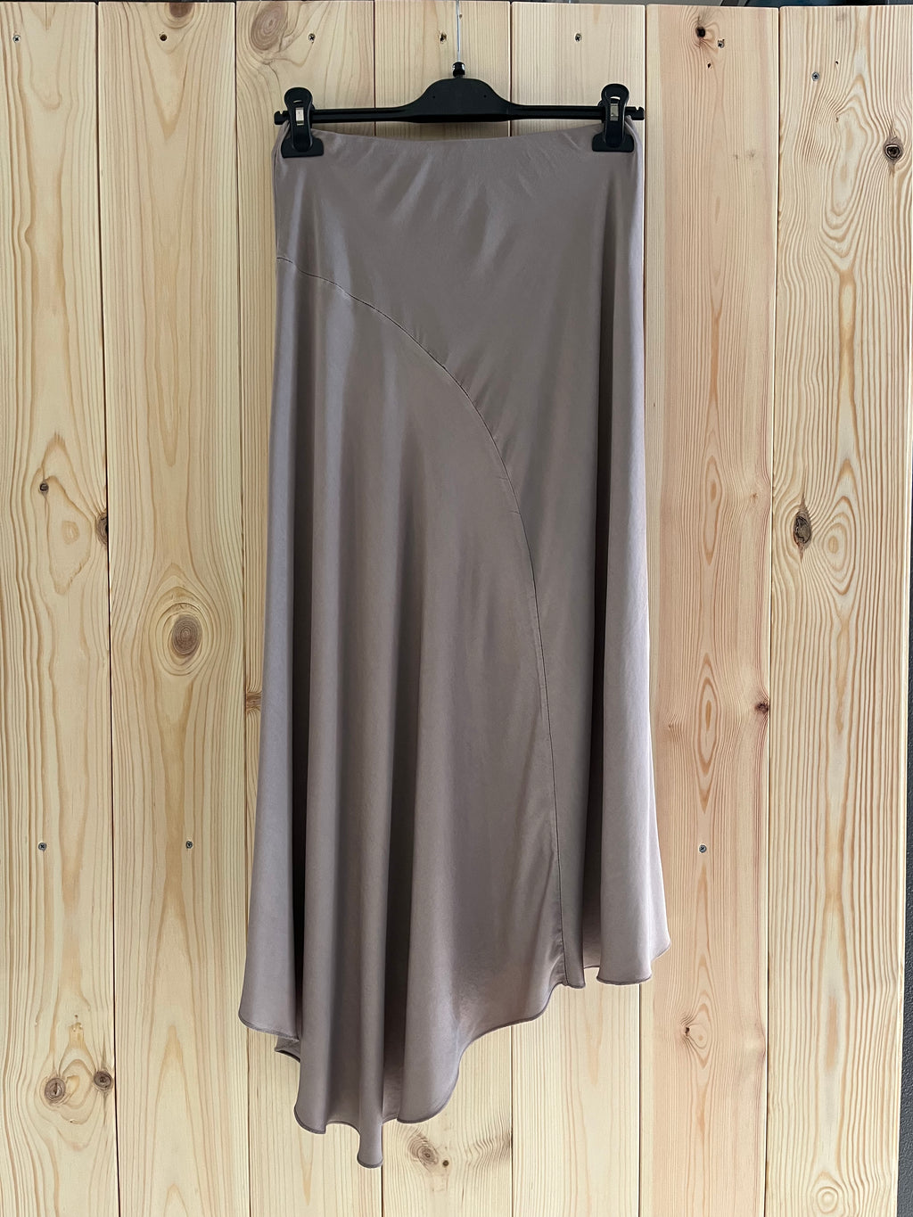 Gonna Asimmetrica Elegante in Satin Taupe