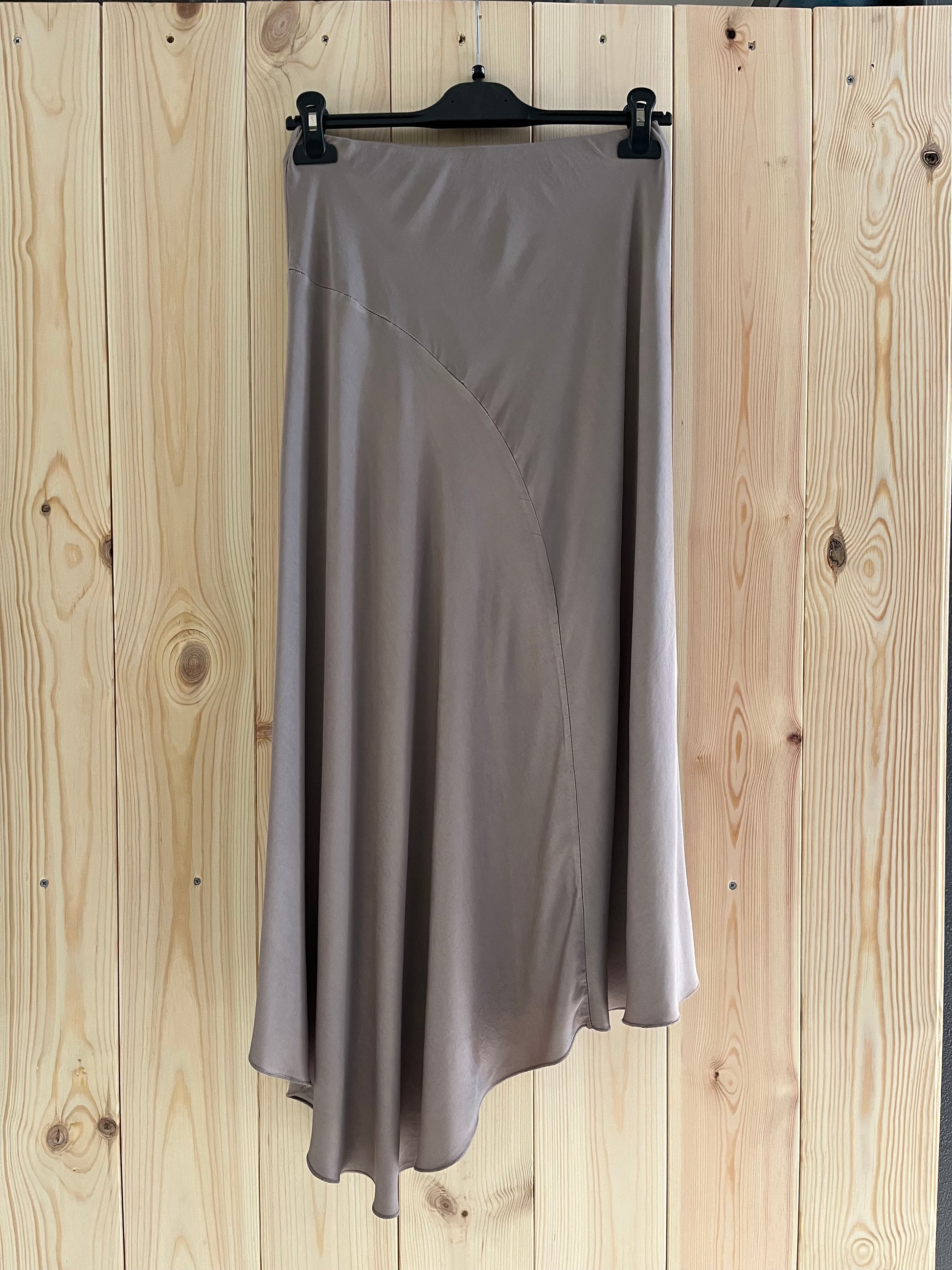 Gonna Asimmetrica Elegante in Satin Taupe