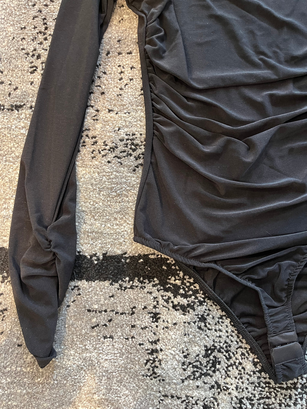 Body Nero a Maniche Lunghe con Arricciature – Eleganza e Comfort in un Unico Capo