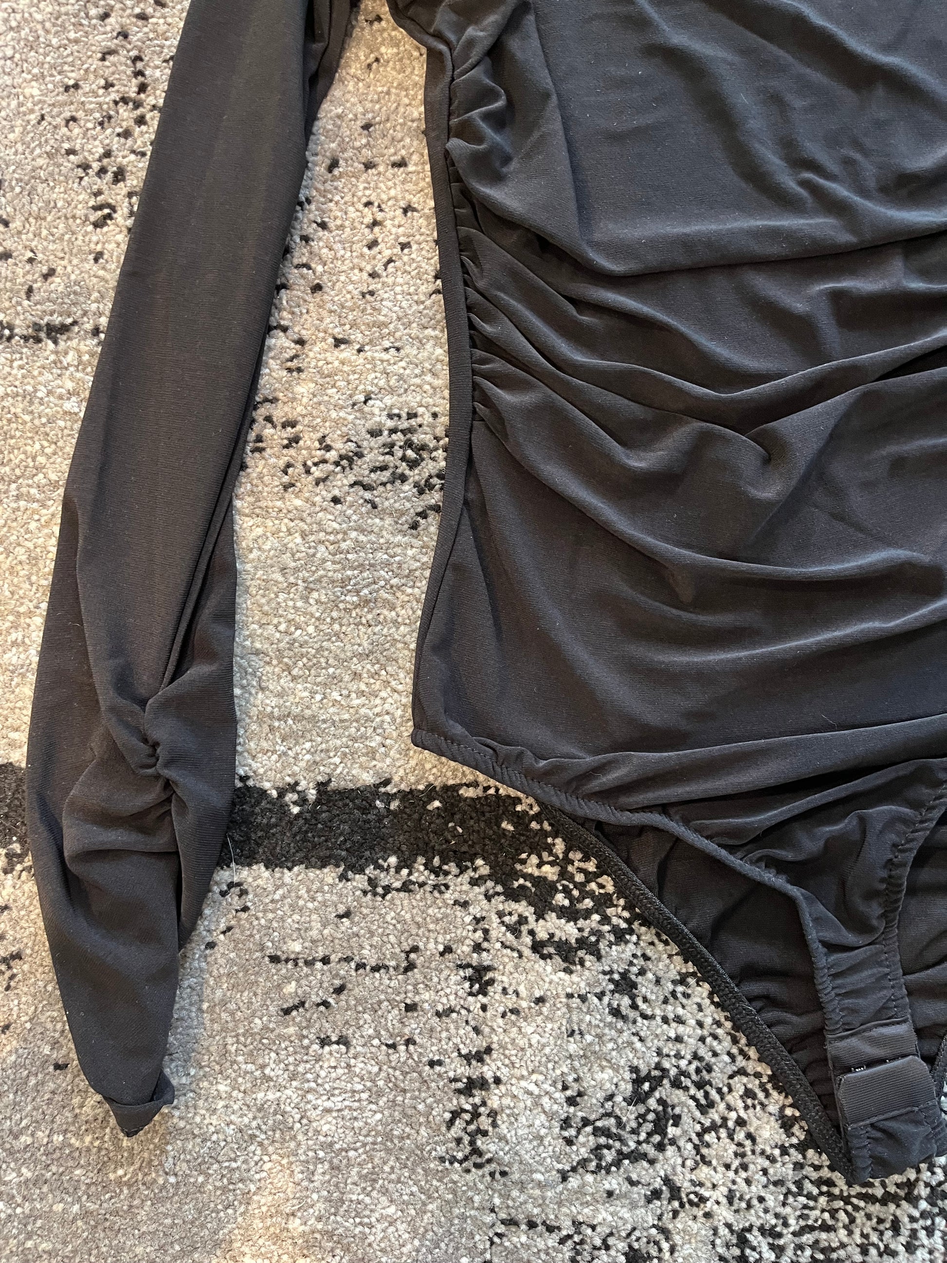 Body Nero a Maniche Lunghe con Arricciature – Eleganza e Comfort in un Unico Capo