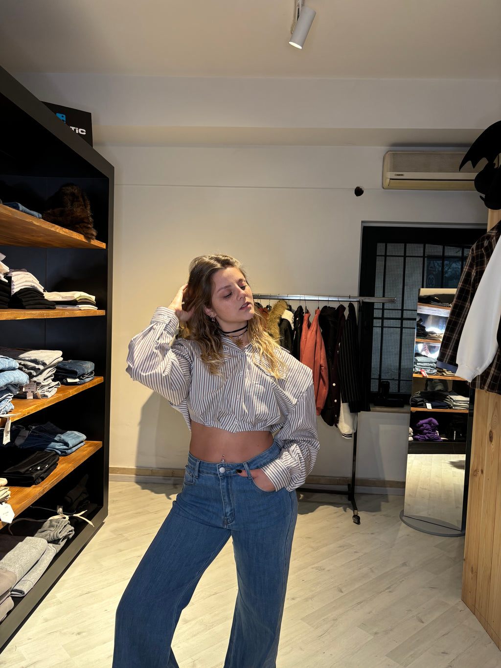 Camicia Crop a Righe “Urban Stripe” – Eleganza Casual Moderna