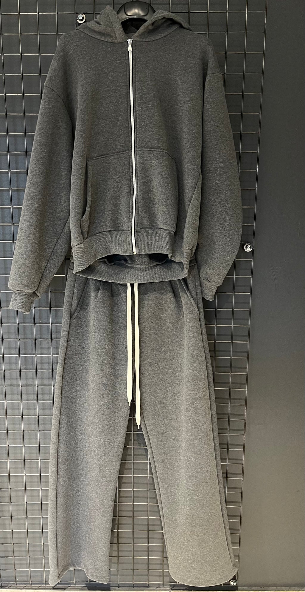 Tuta Oversize Grigio Grafite – Minimal Comfort Edition
