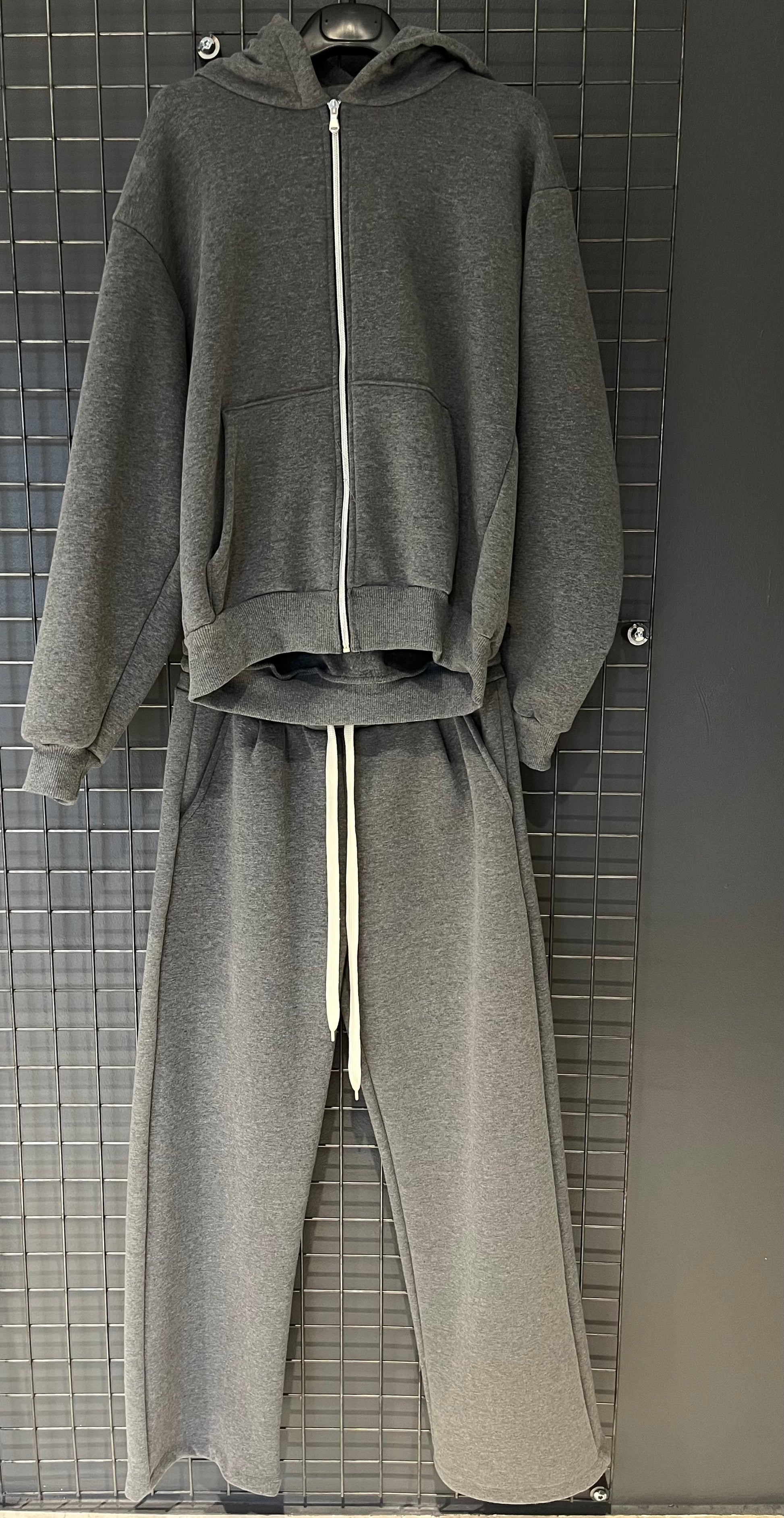 Tuta Oversize Grigio Grafite – Minimal Comfort Edition