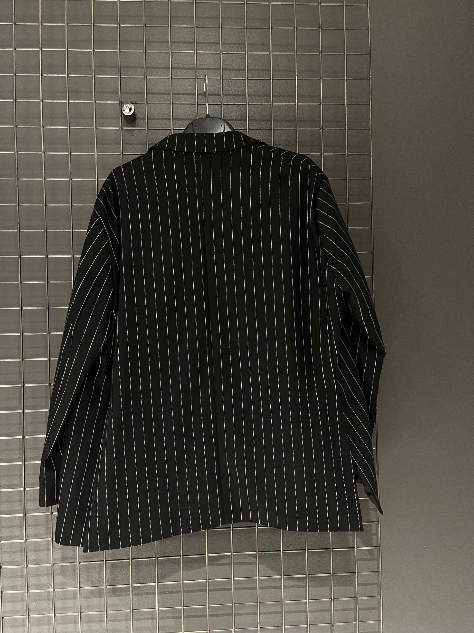 Blazer Oversize a Righe Bianche – Power Chic Edition