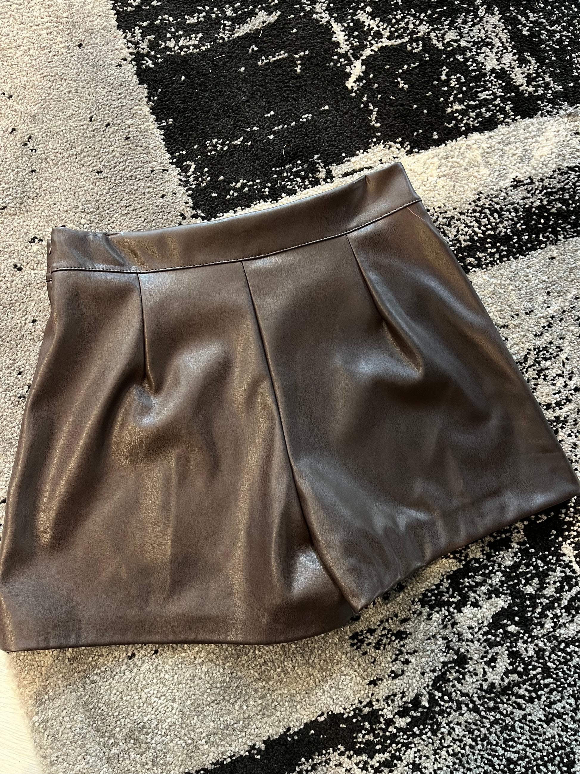Skort in Ecopelle marrone scuro  – Gonna Pantaloncino Elegante e Sexy