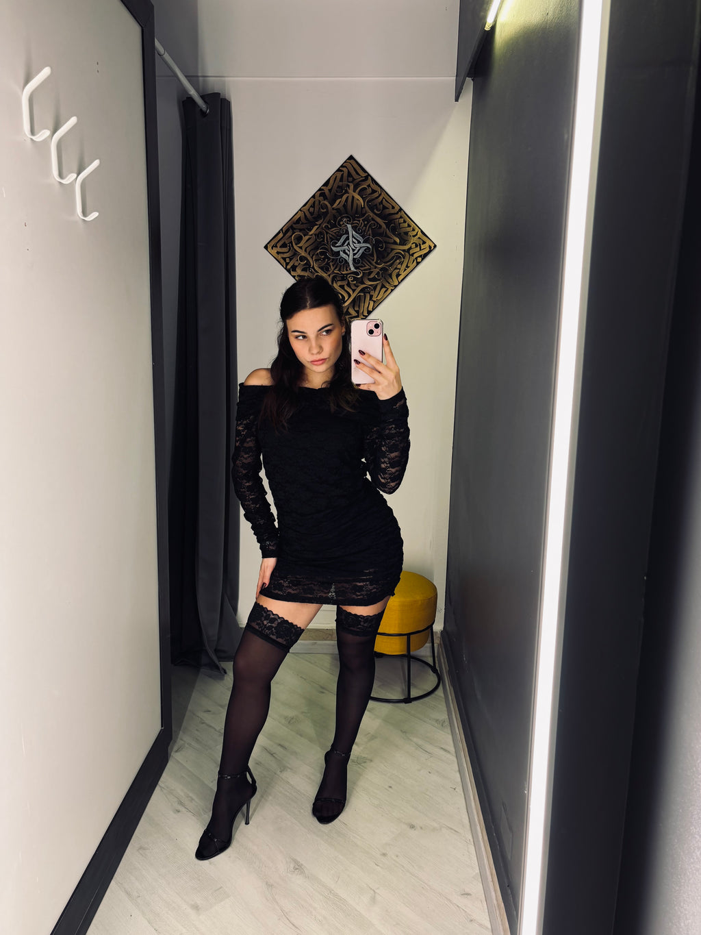 Mini Abito in Pizzo “Dark Desire” – Eleganza Off-Shoulder & Sensualità Glam