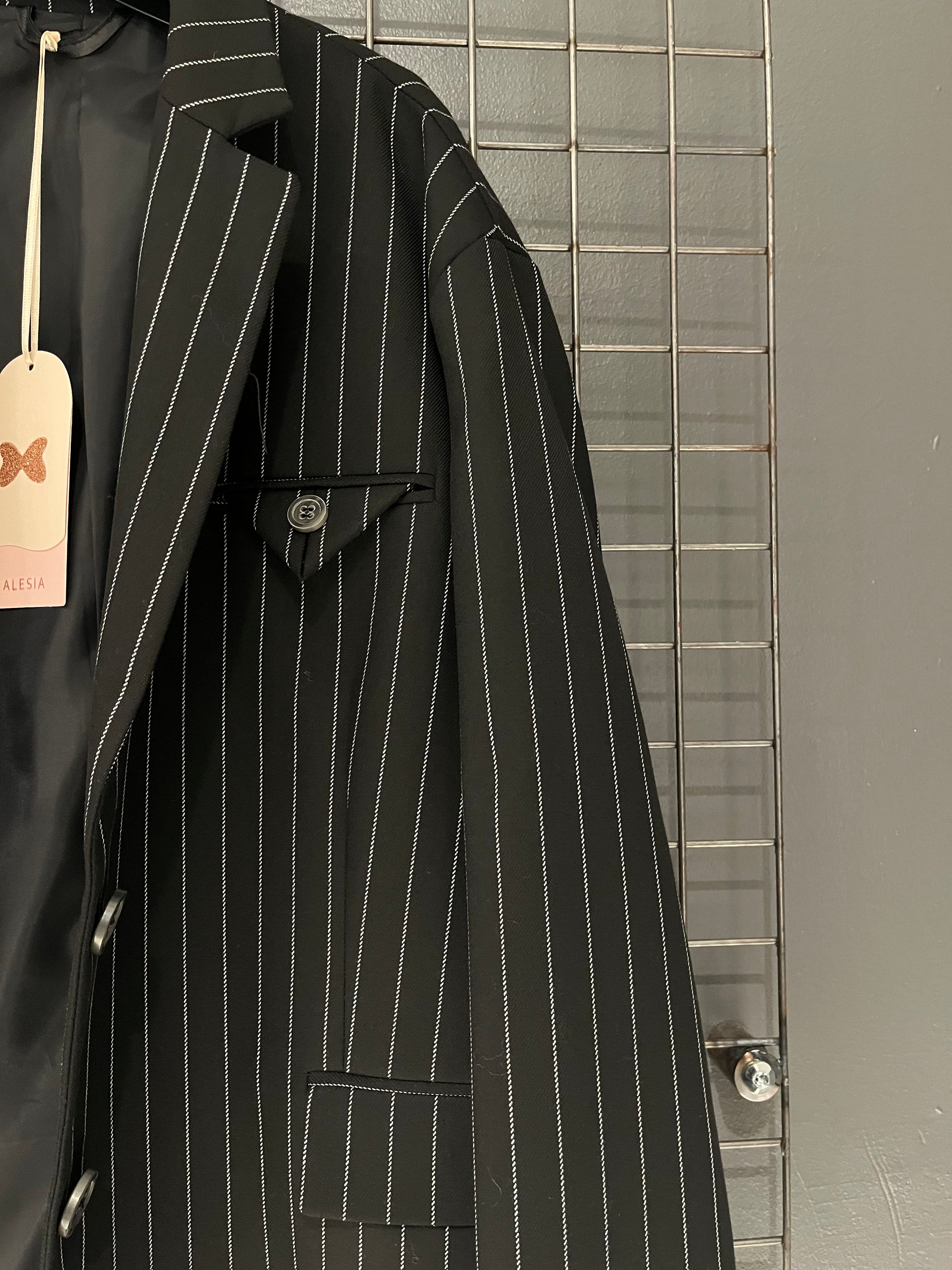 Blazer Oversize a Righe Bianche – Power Chic Edition