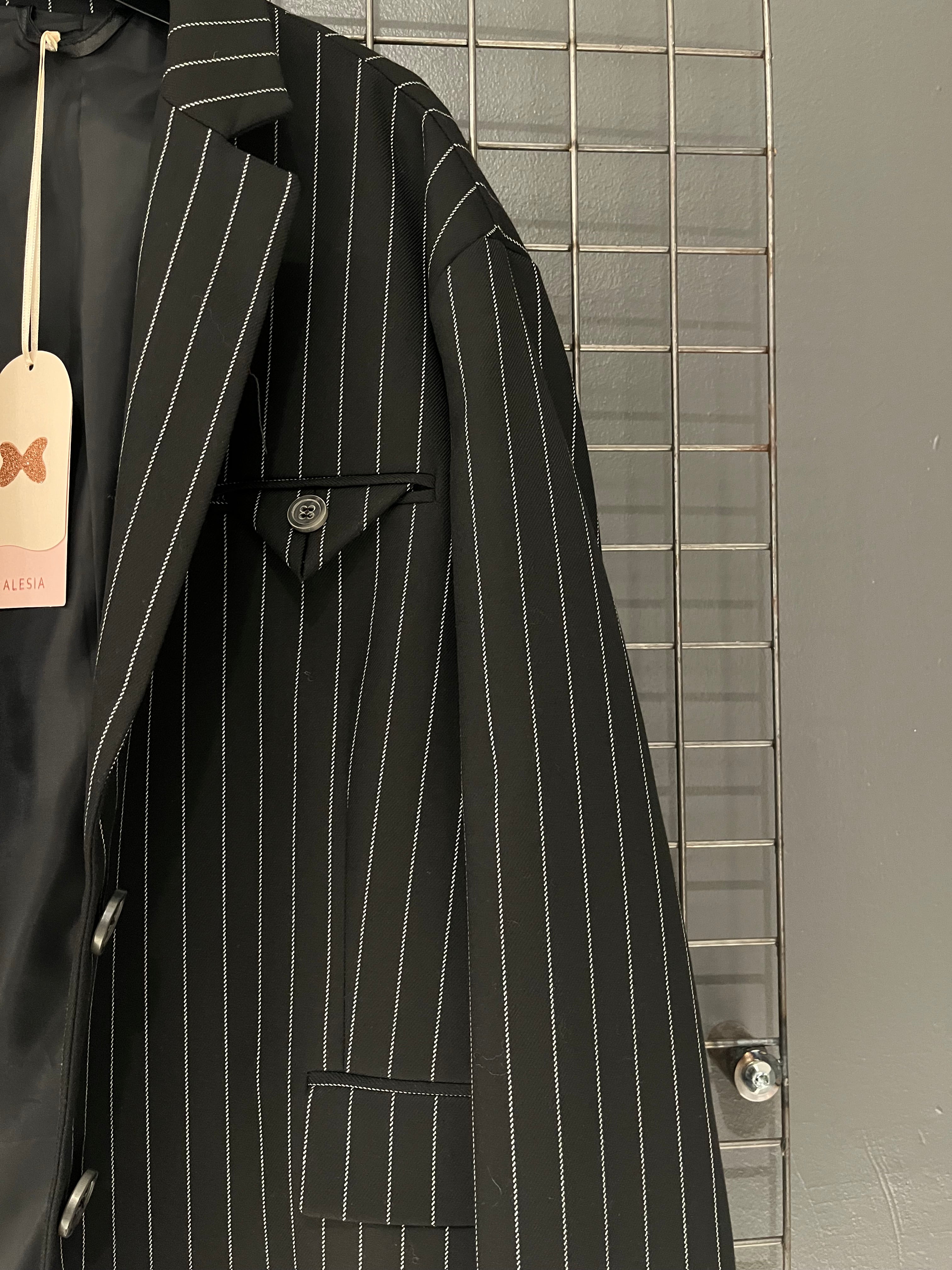 Blazer Oversize a Righe Bianche – Power Chic Edition