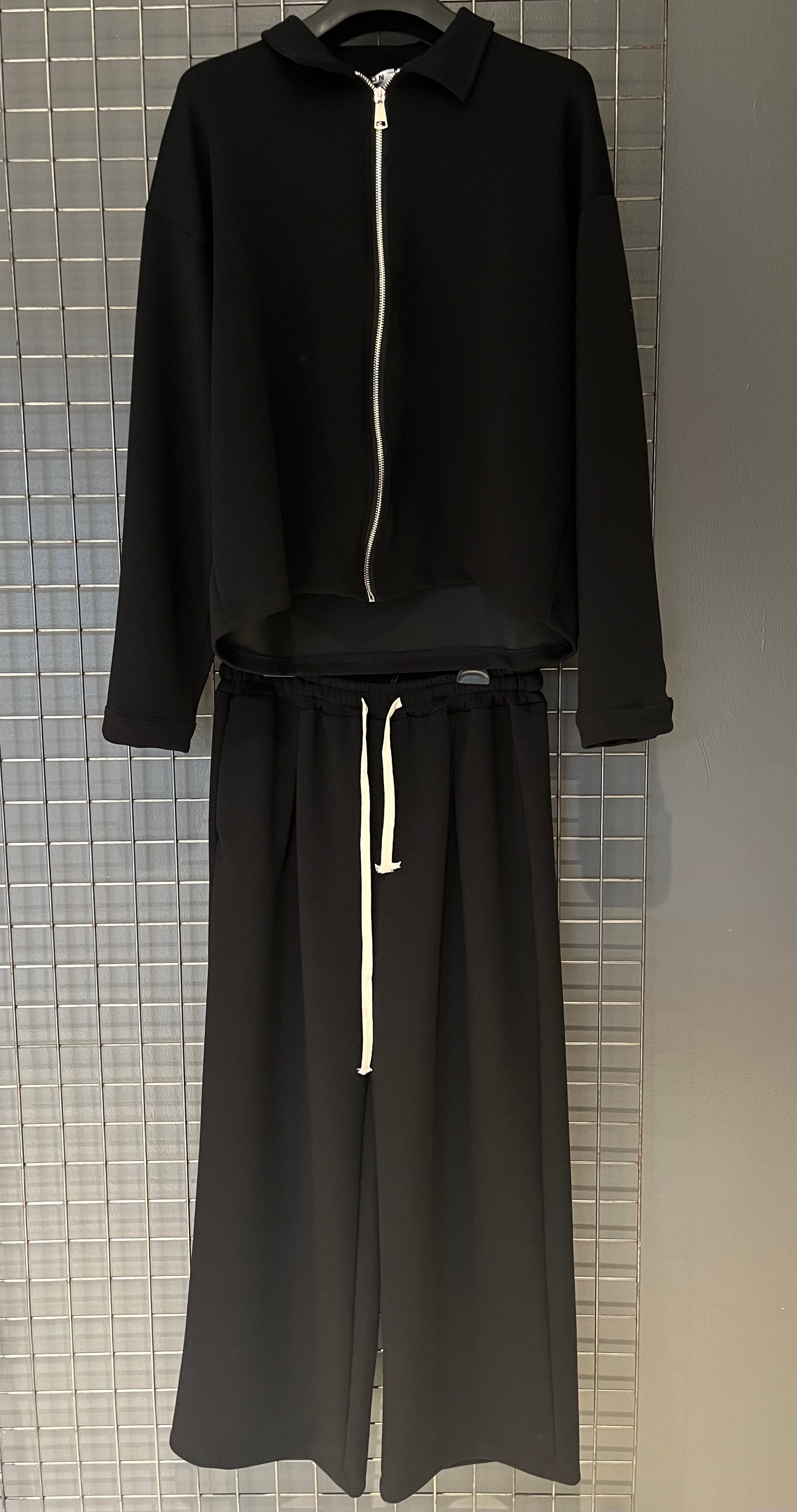 Completo Nero Minimal Chic – Urban Zip Edition