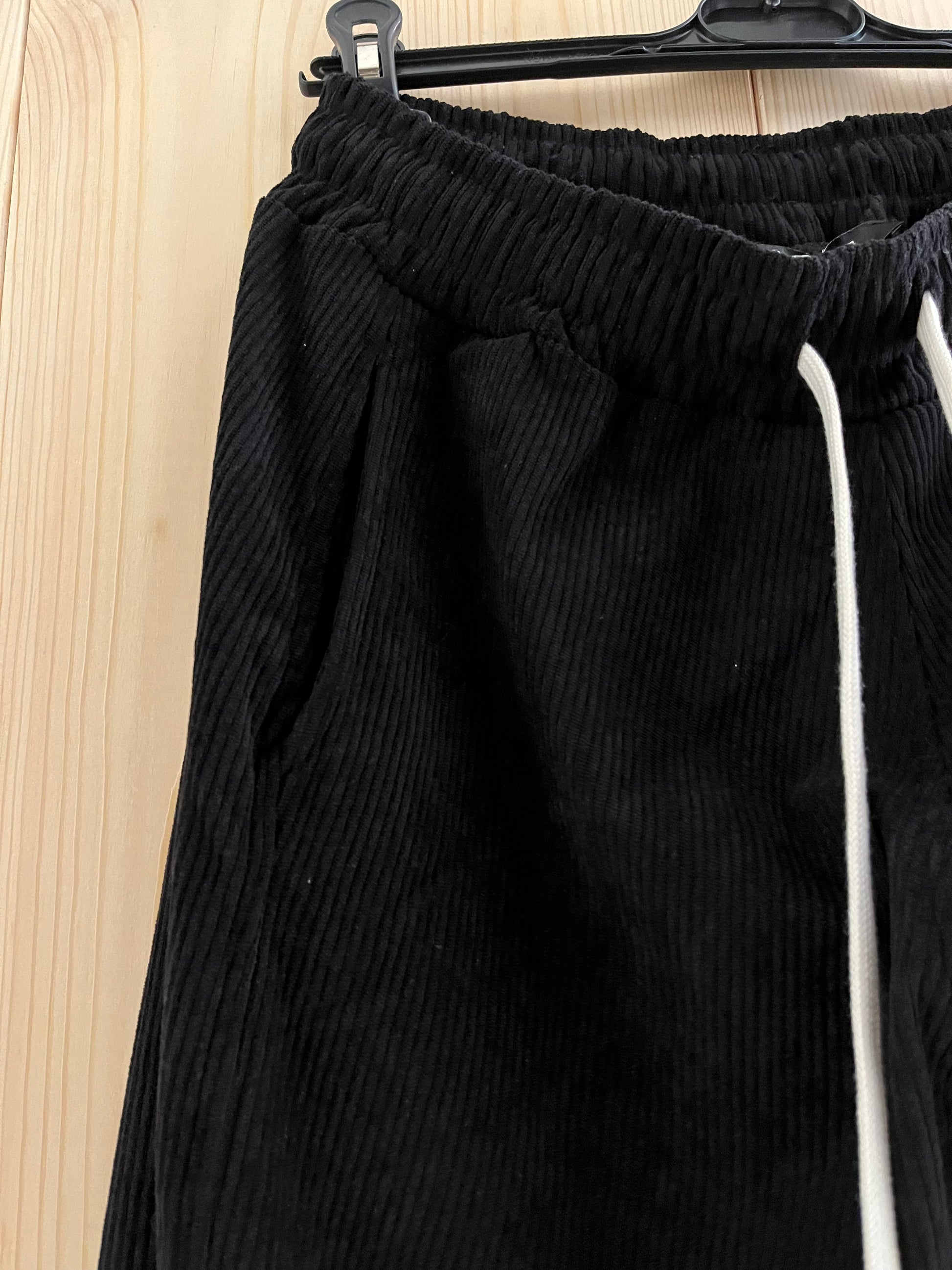 Pantaloni Uomo in Velluto Nero – Comfort Streetwear con Coulisse Bianca