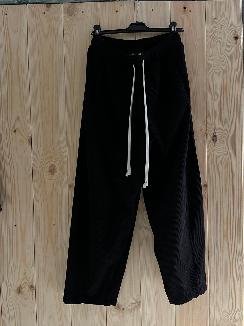 Pantaloni Uomo in Velluto Nero – Comfort Streetwear con Coulisse Bianca