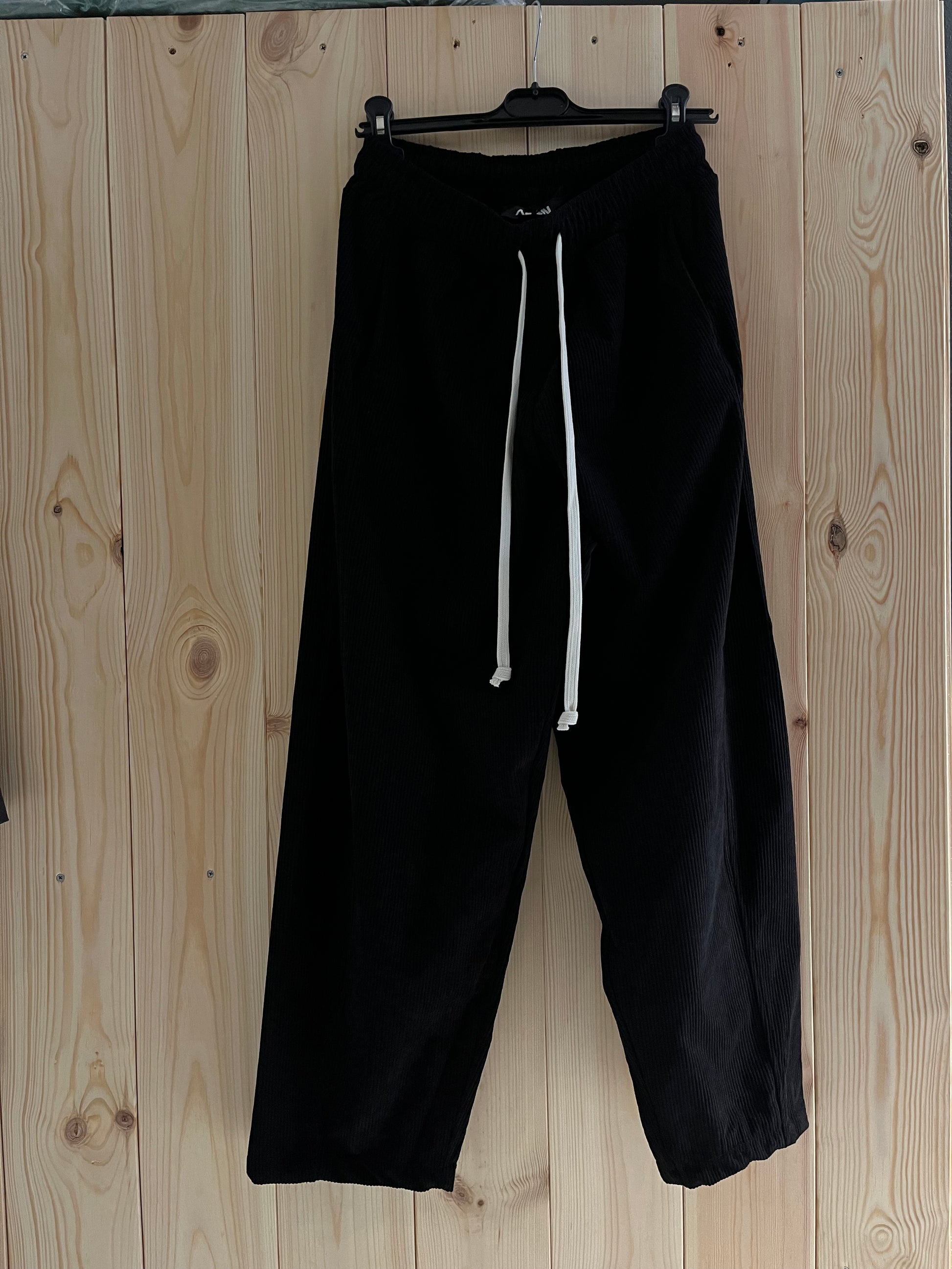 Pantaloni Uomo in Velluto Nero – Comfort Streetwear con Coulisse Bianca