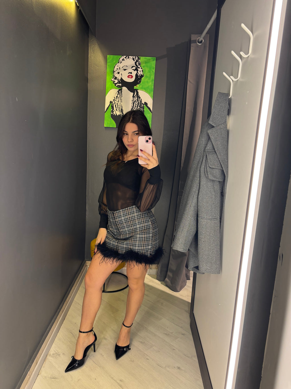 Gonna Mini a Quadri con Dettaglio Piume – Glam Chic Statement