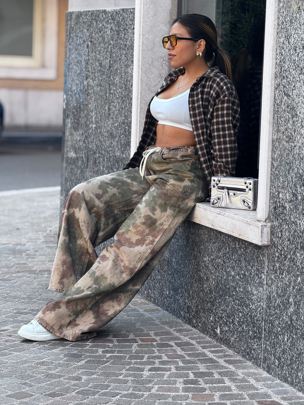 Jeans camo con dettagli fatti a mano