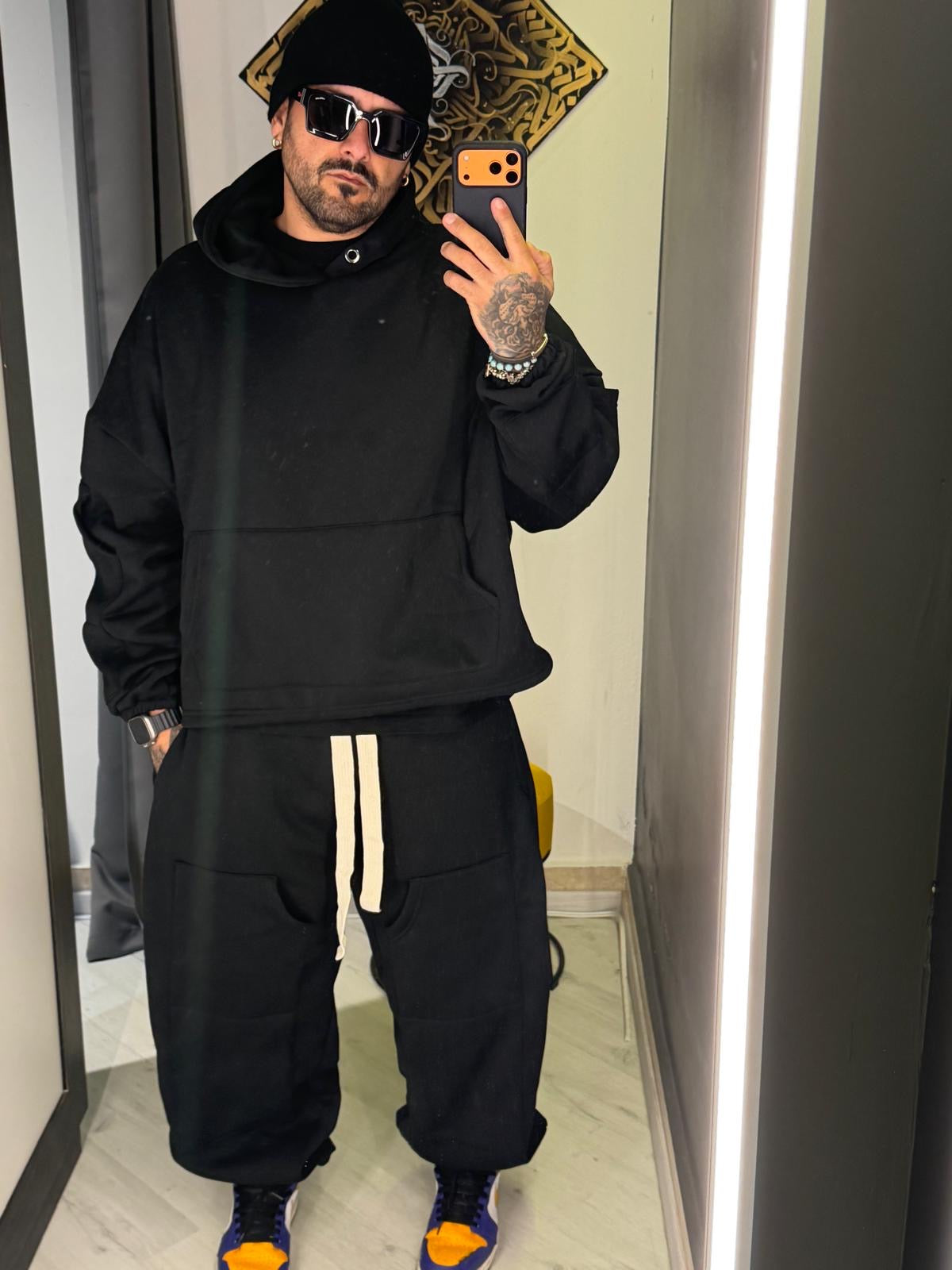 Tuta Uomo Street Essential Black – Carattere Puro & Comfort Premium