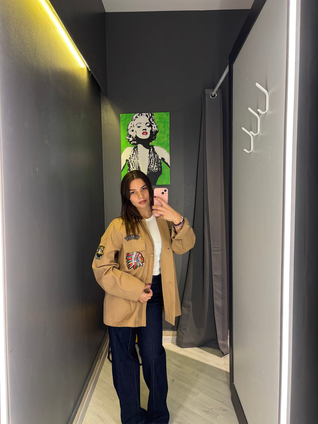 Giacca Sahariana Beige con Patch – Stile Urban Chic