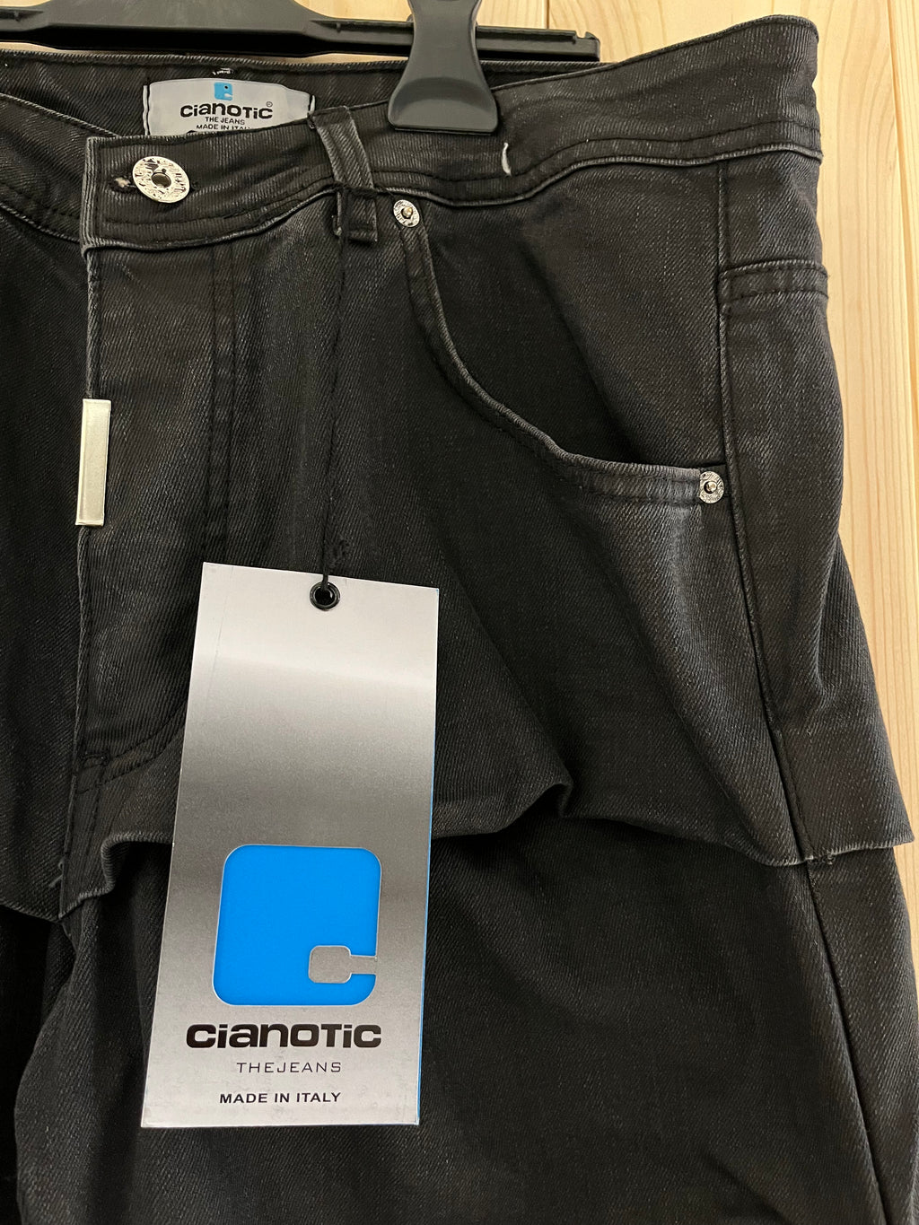 Jeans Uomo Cianotic – Denim Nero con Dettagli a Fasce