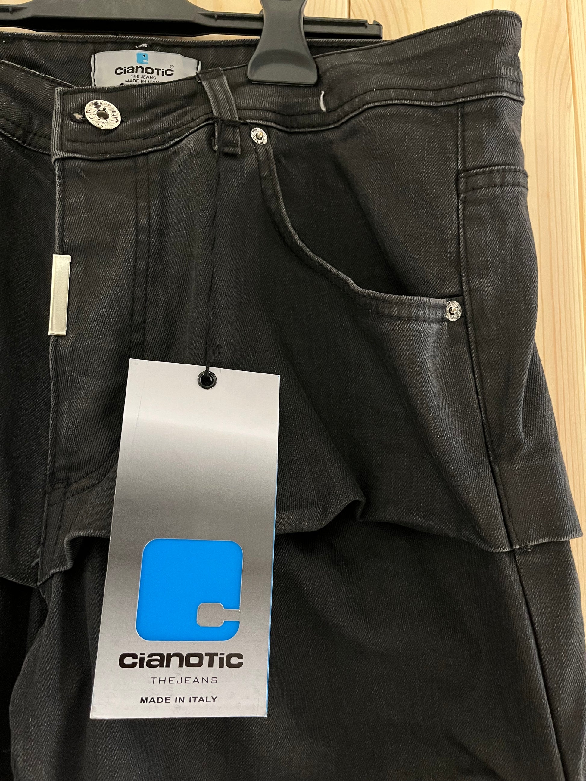 Jeans Uomo Cianotic – Denim Nero con Dettagli a Fasce