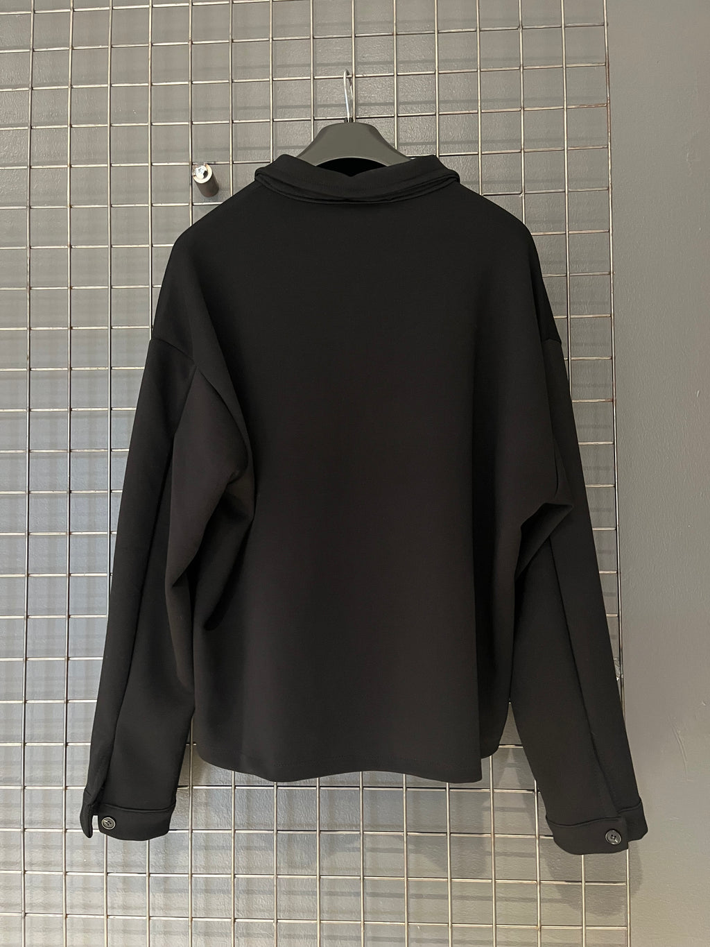 Completo Nero Minimal Chic – Urban Zip Edition