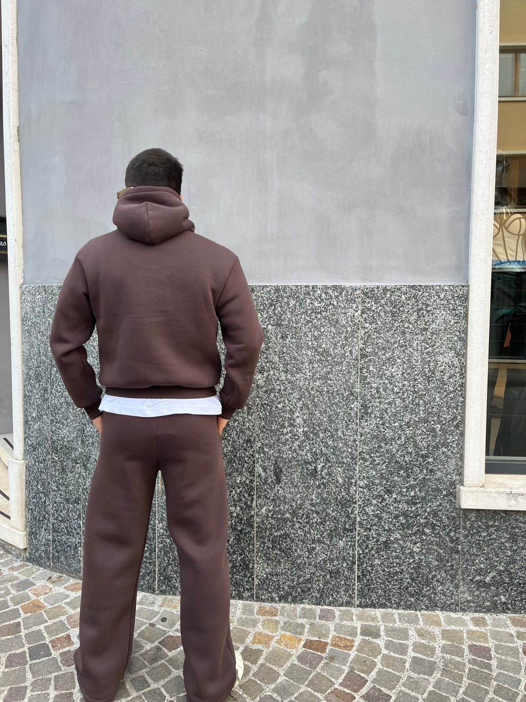 Tuta Streetwear Marrone Cioccolato – Comfort & Stile Urban