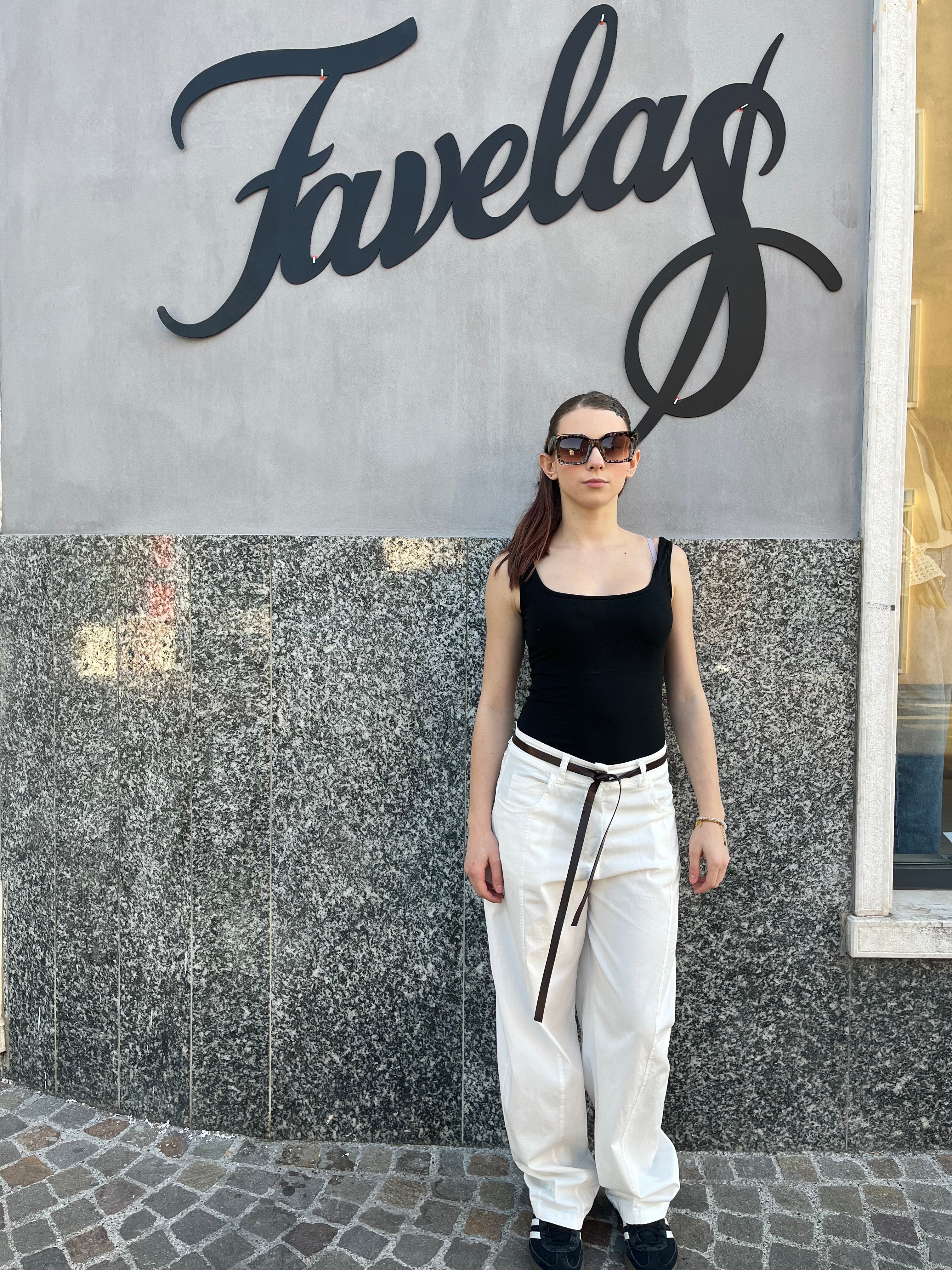 Pantalone Bianco Relaxed Fit con Cintura – Stile Minimal Donna