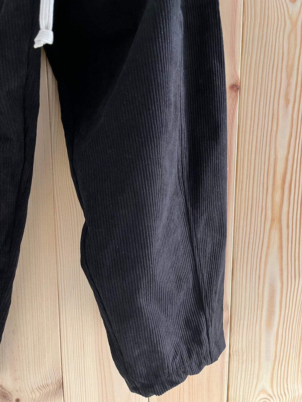 Pantaloni Uomo in Velluto Nero – Comfort Streetwear con Coulisse Bianca
