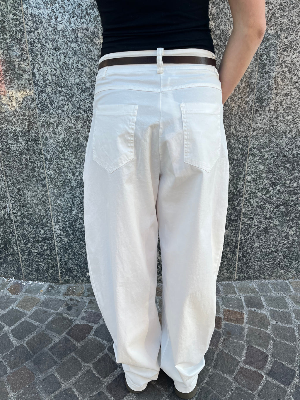 Pantalone Bianco Relaxed Fit con Cintura – Stile Minimal Donna
