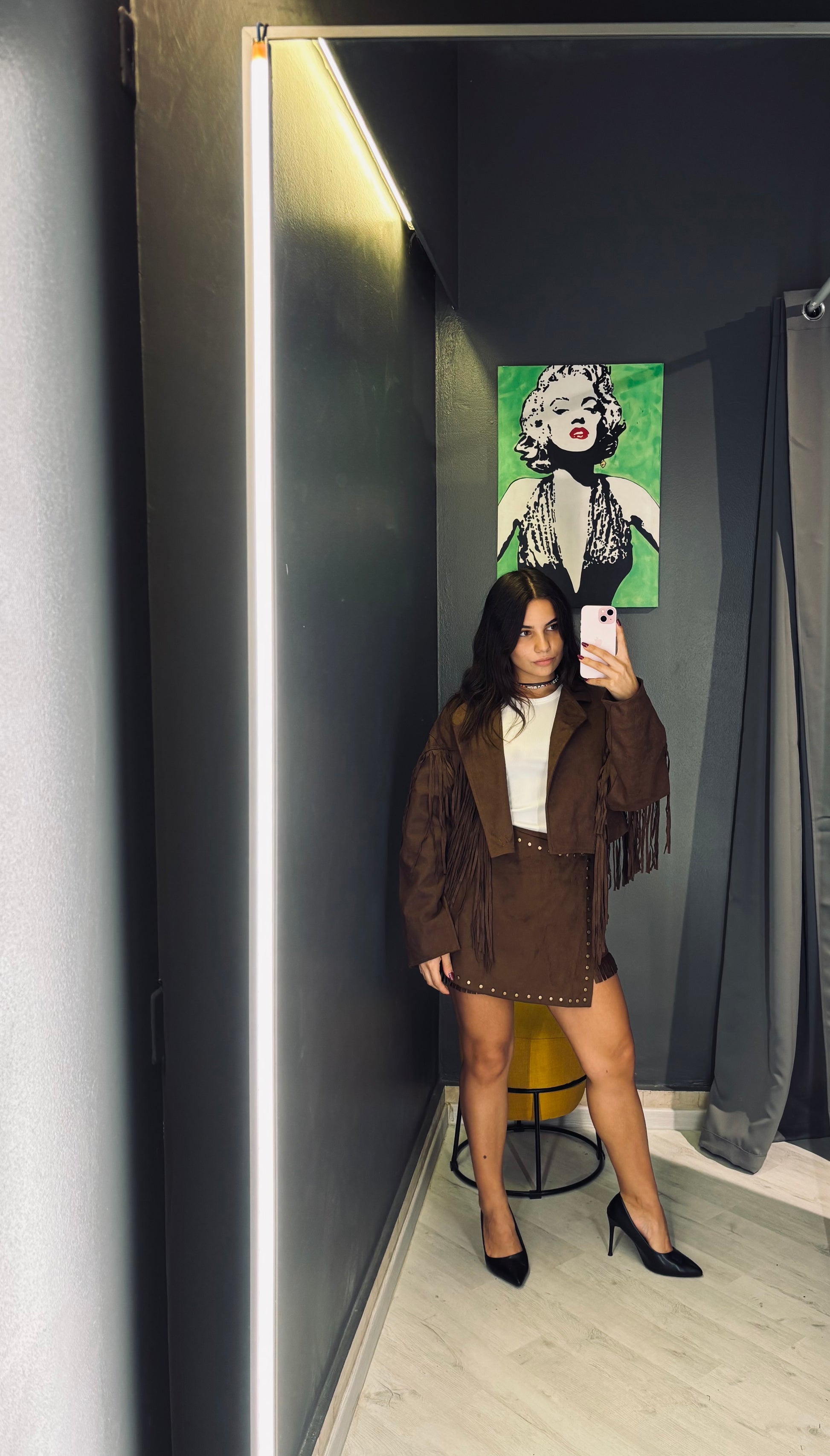 Minigonna Marrone Scamosciata con Borchie – Stile Western Chic