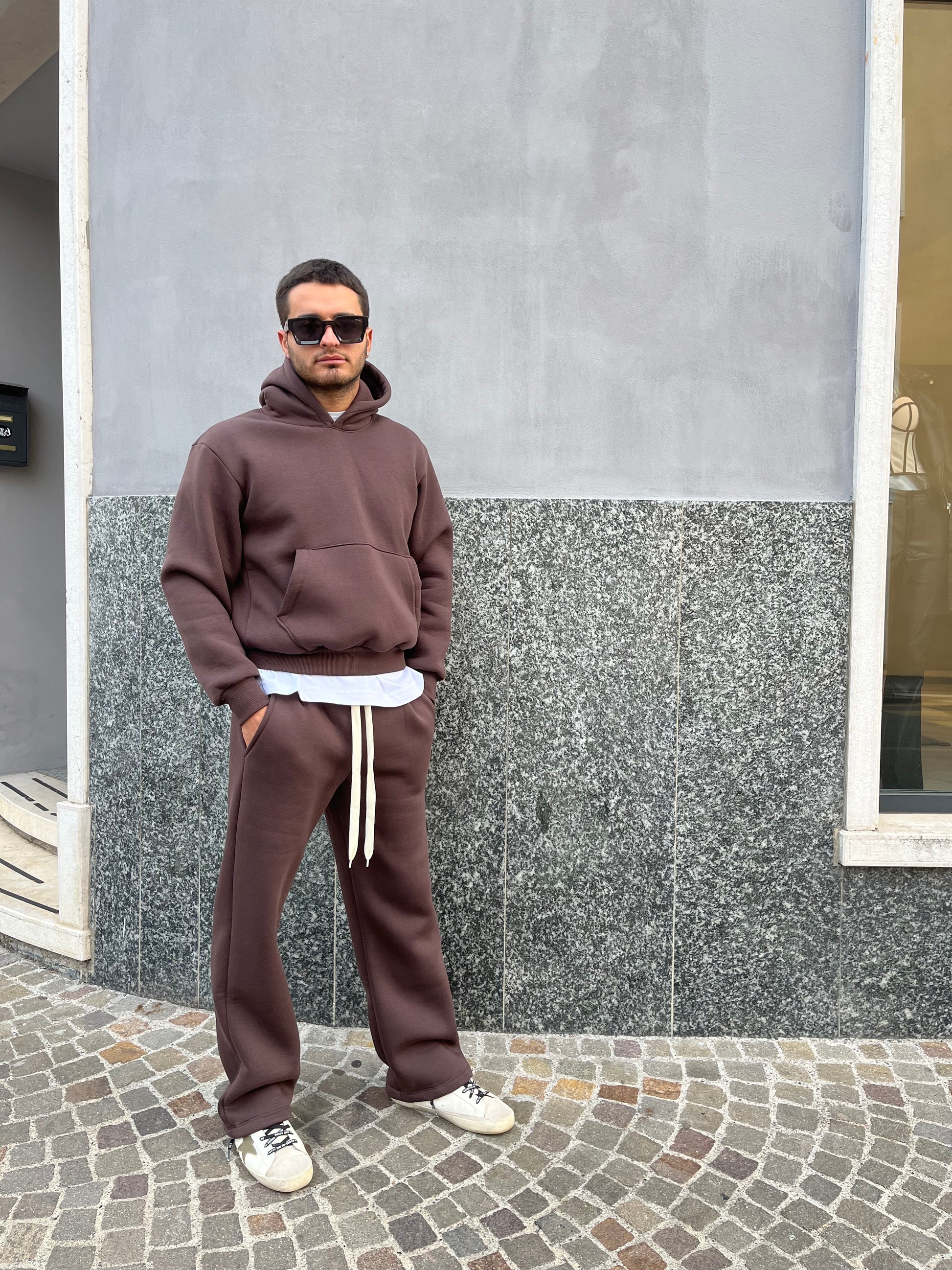 Tuta Streetwear Marrone Cioccolato – Comfort & Stile Urban