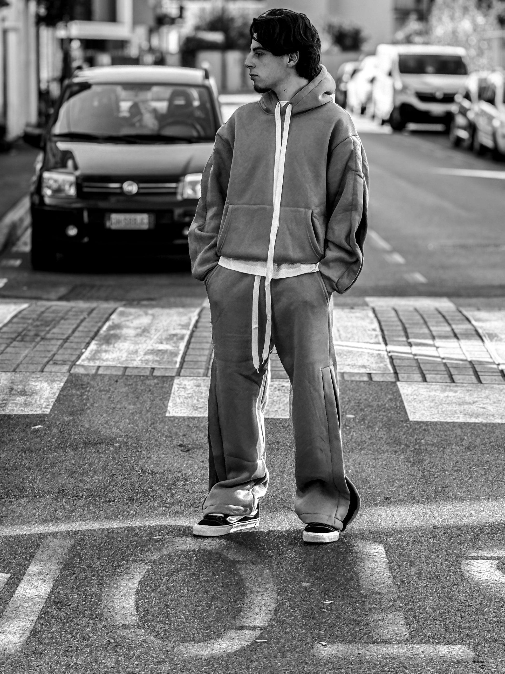 Tuta Oversize Grigia con Bande Laterali – Stile Streetwear Moderno