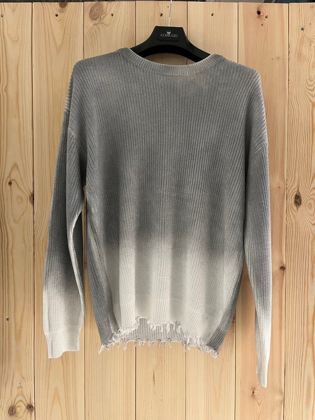 Maglioncino Grigio con sfumature bianche Effetto Sfilacciato – Stile Streetwear Vintage