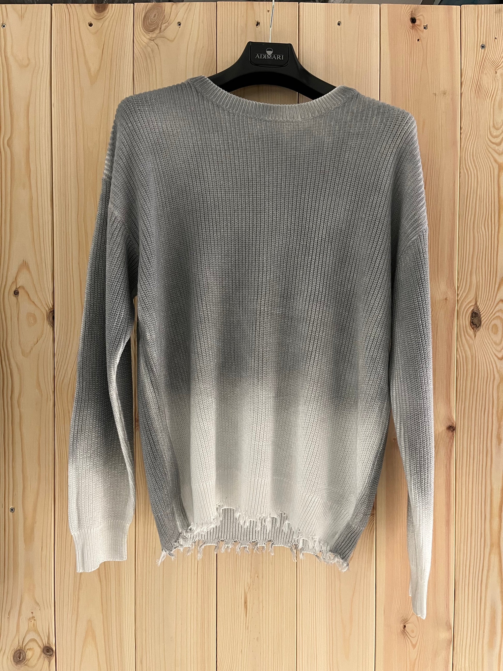 Maglioncino Grigio con sfumature bianche Effetto Sfilacciato – Stile Streetwear Vintage