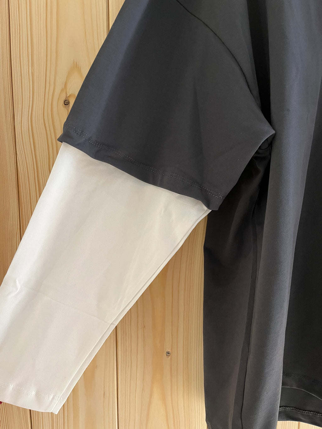 Maglietta Oversize Layered Style – Grigia con Maniche Bianche