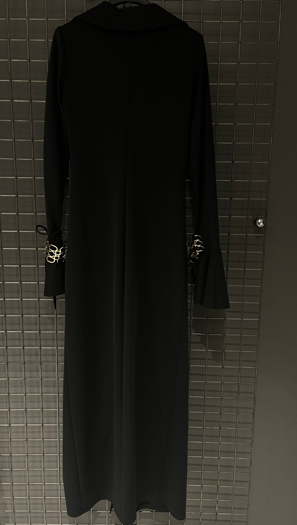 Abito Lungo Nero Elegante – Golden Cuffs Edition