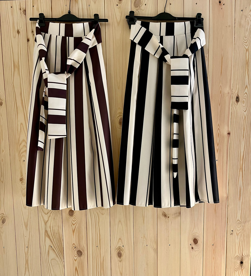 Gonna Midi a Righe con Cintura – Eleganza Moderna