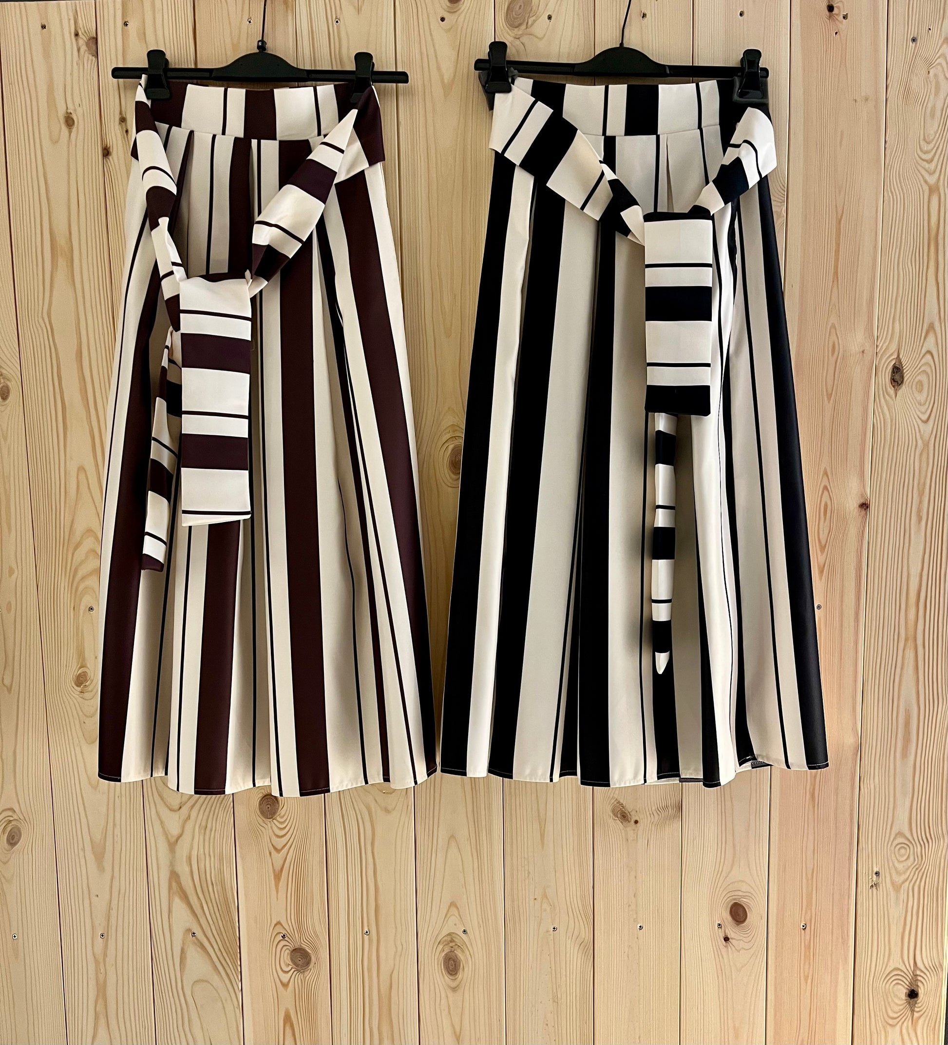 Gonna Midi a Righe con Cintura – Eleganza Moderna