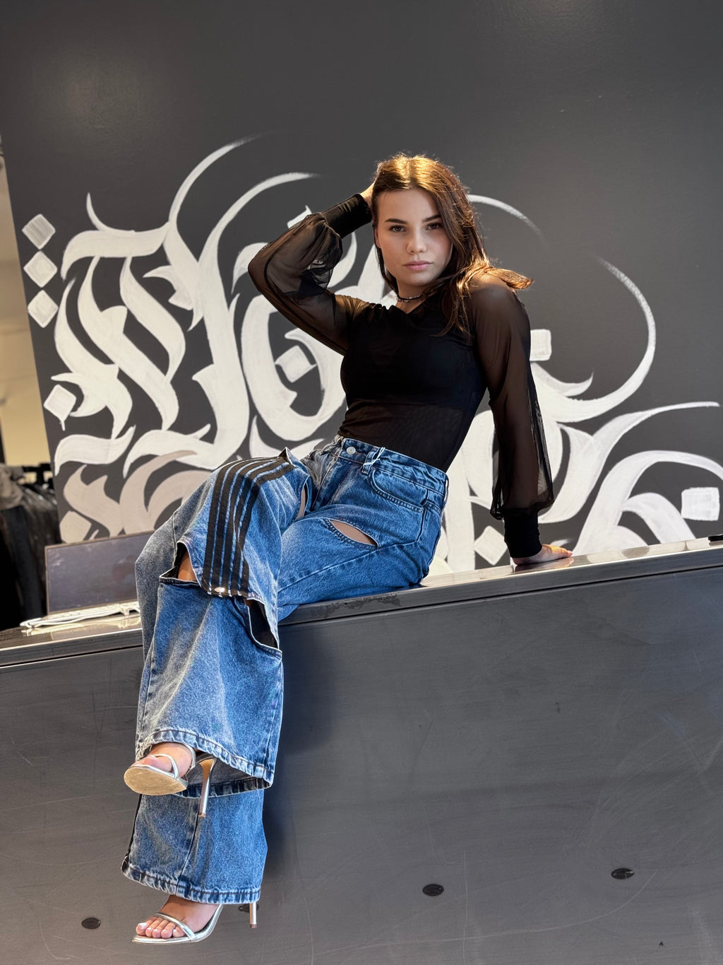 ⸻

Jeans Strappati Oversize con Dettagli a Fascia