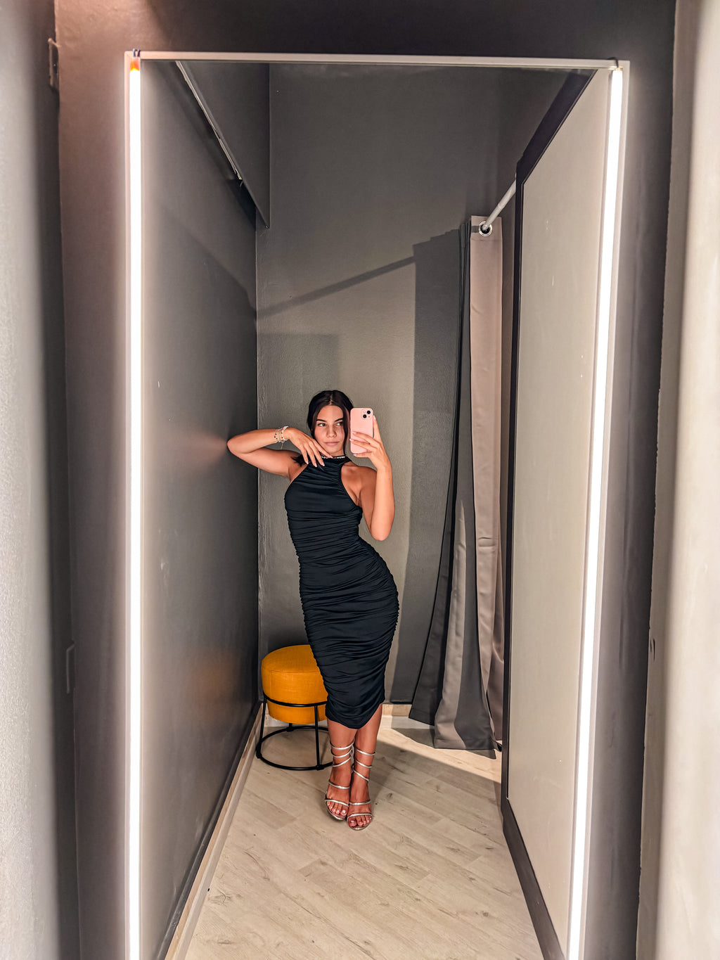 Vestito Elegante Nero con Arricciature – Effetto Slim Fit