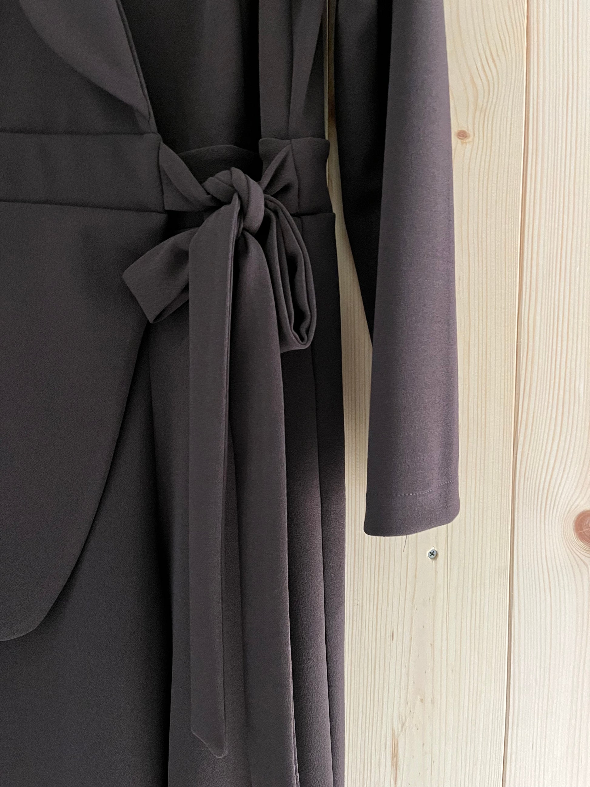 Tuta Elegante Marrone con Scollo a V