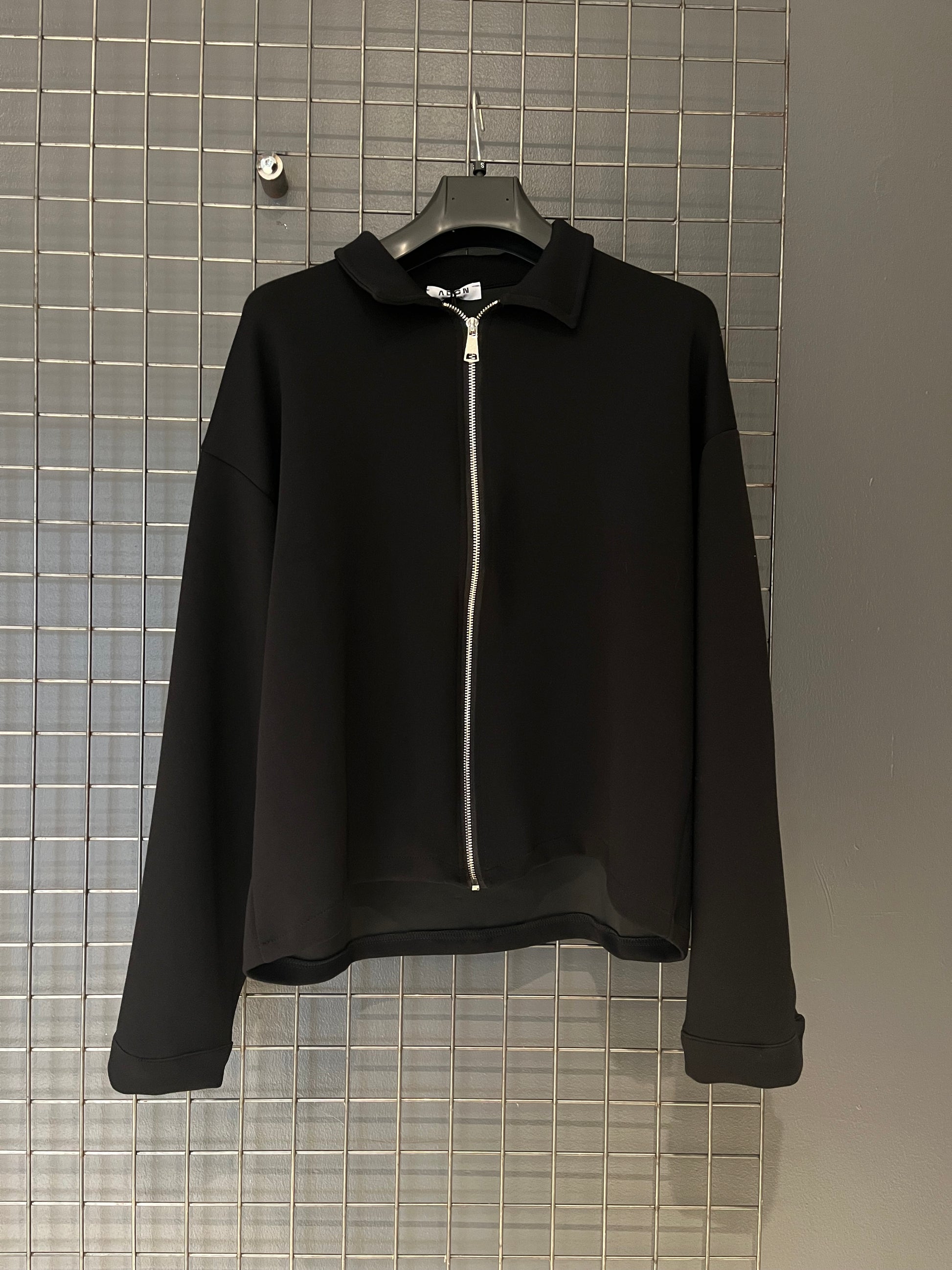 Completo Nero Minimal Chic – Urban Zip Edition