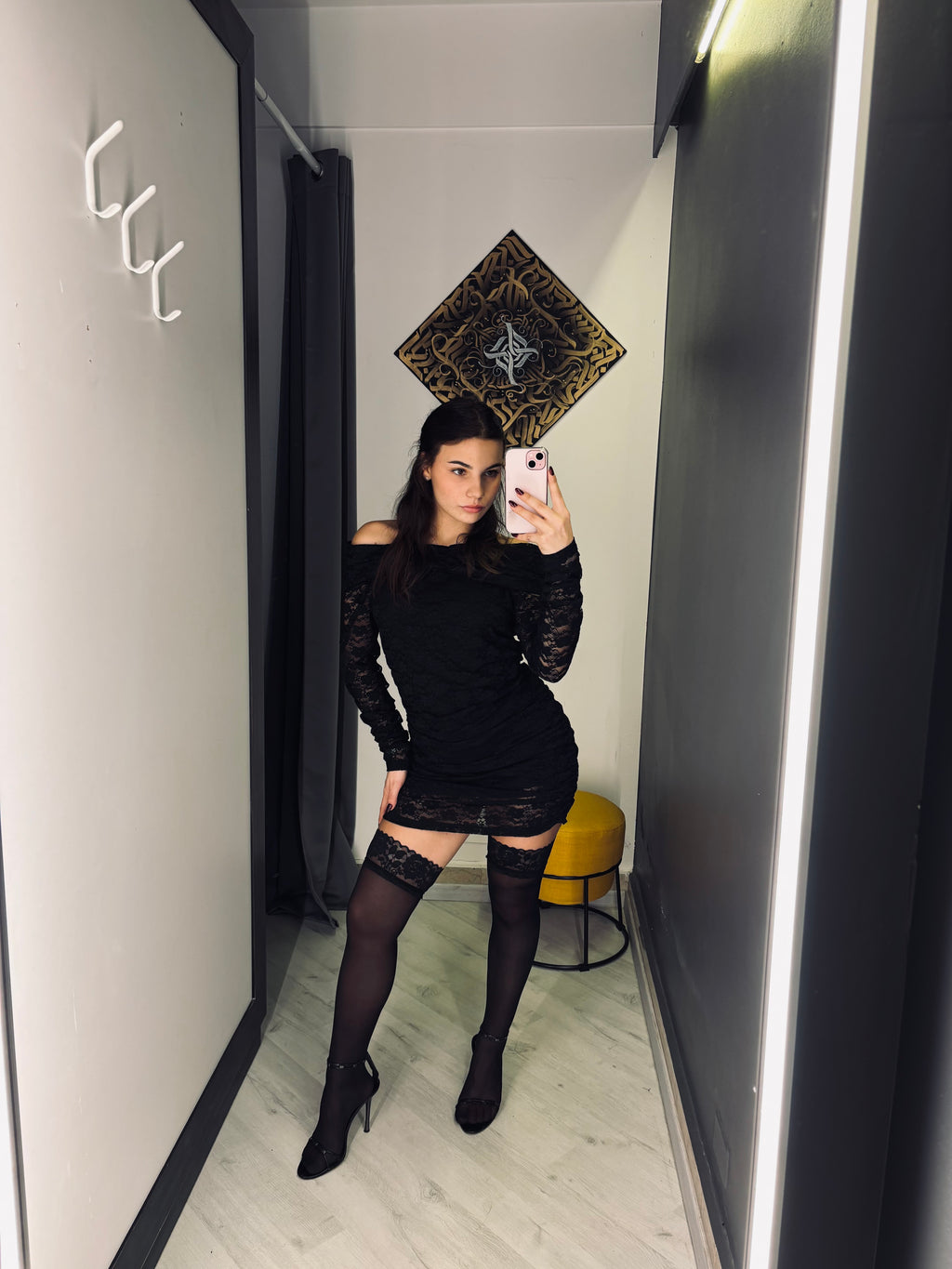 Mini Abito in Pizzo “Dark Desire” – Eleganza Off-Shoulder & Sensualità Glam