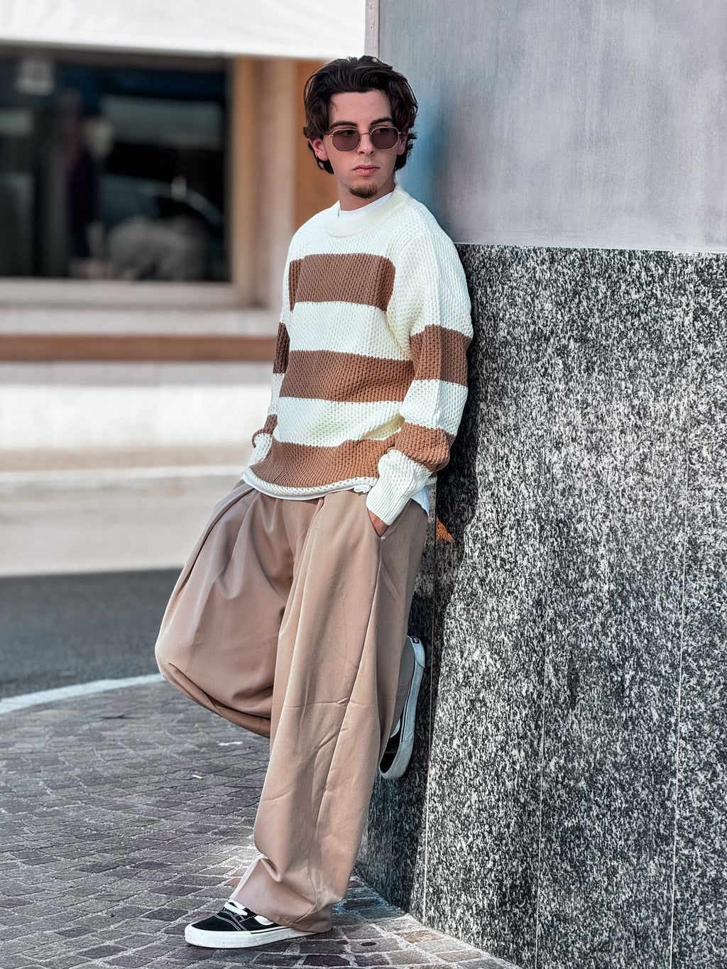 Maglioncino a Righe Bianche e Marroni – Stile Streetwear Casual