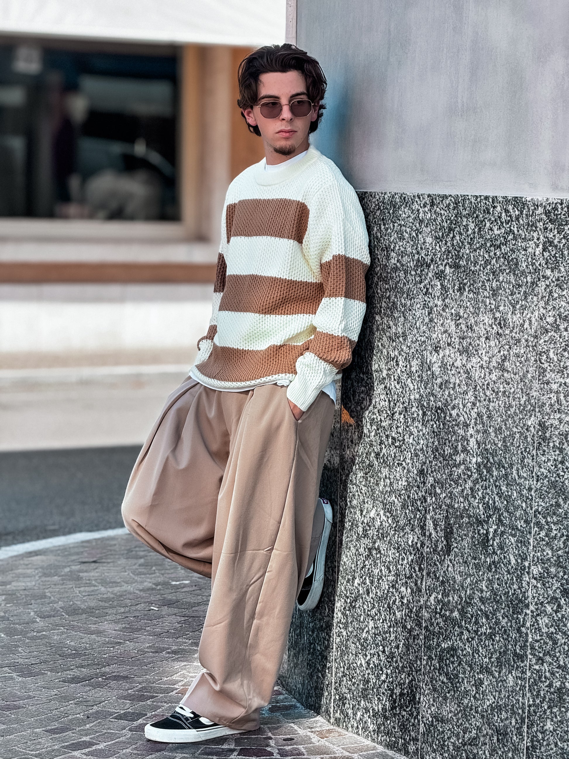 Maglioncino a Righe Bianche e Marroni – Stile Streetwear Casual