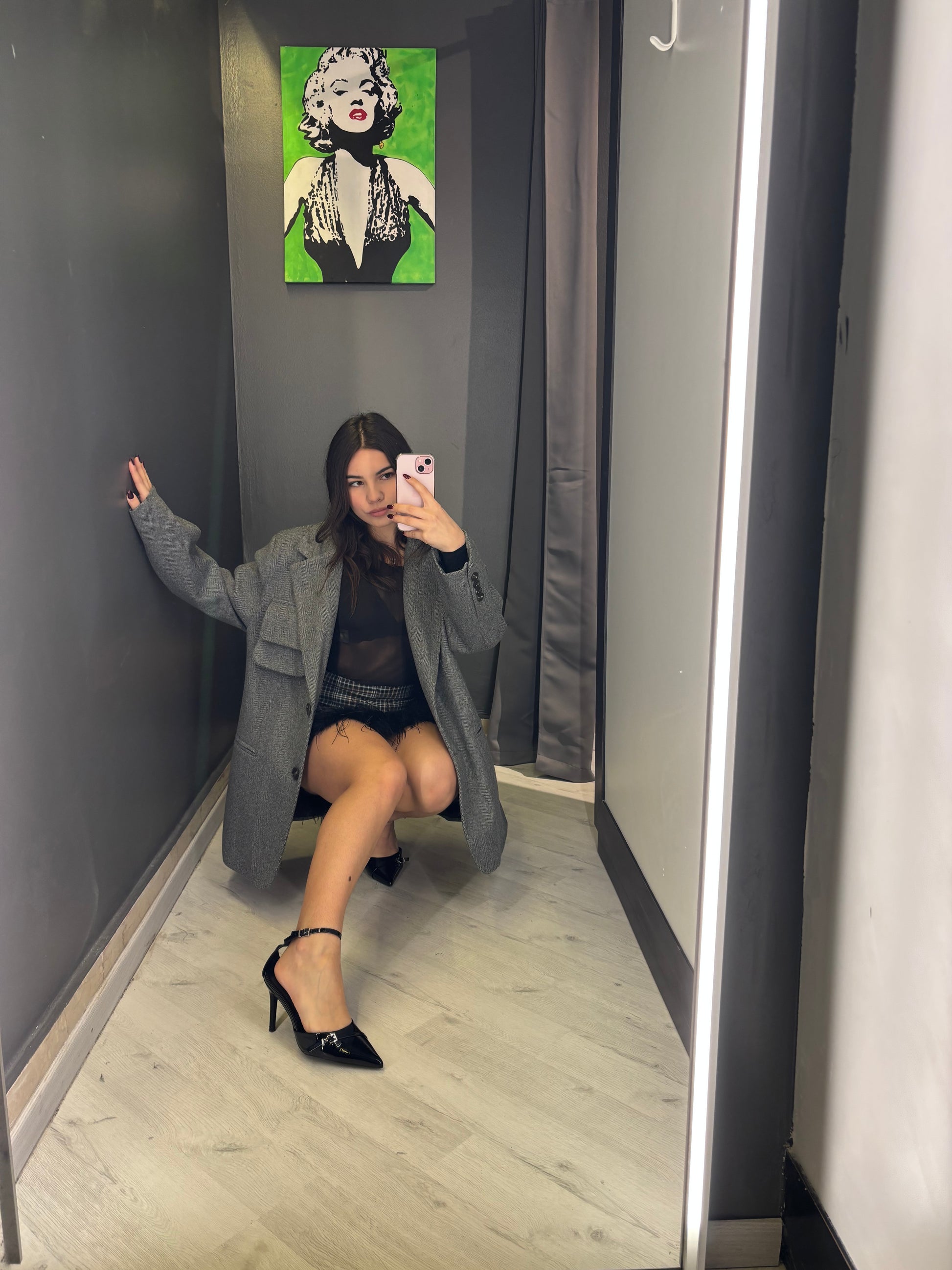 Gonna Mini a Quadri con Dettaglio Piume – Glam Chic Statement